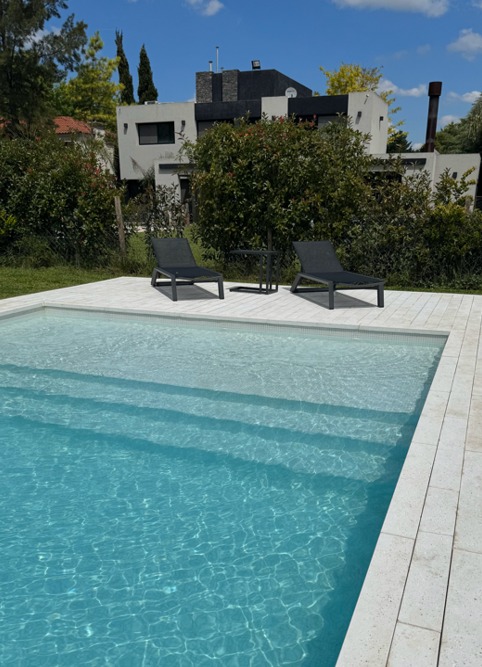Excavación de piscina en construcción