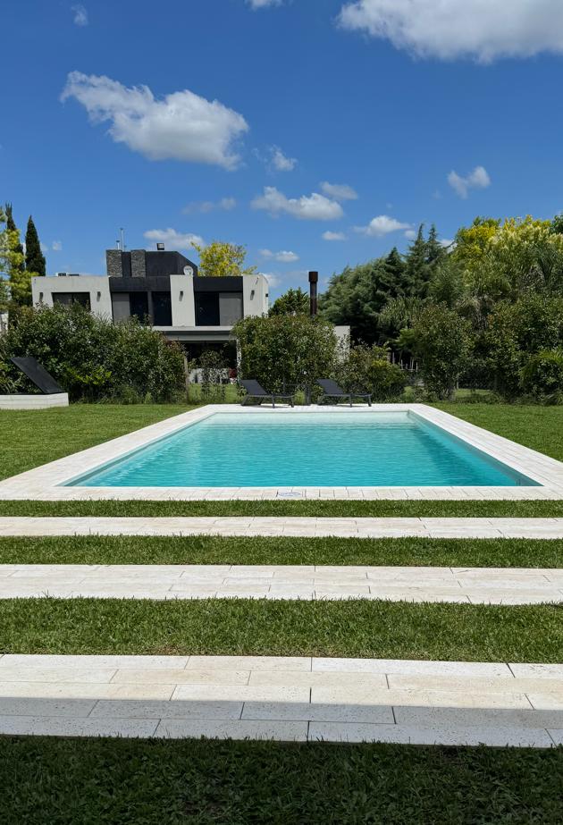 Piscina iluminada de noche